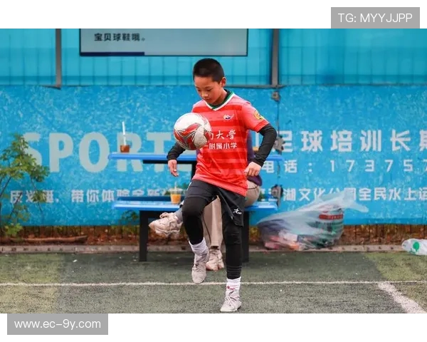 上海足球俱乐部拍照活动精彩瞬间记录展现球队精神风貌与城市文化魅力 上海足球俱乐部拍照活动精彩瞬间记录展现球队精神风貌与城市文化魅力